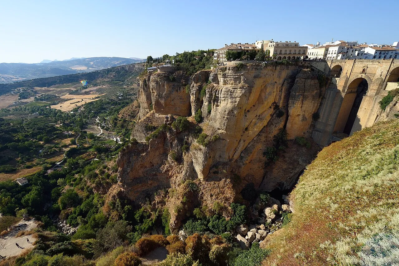 الجسر الجديد فوق وادي تاخو في رندة